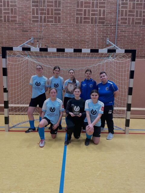 +++ Starker 2. Platz in Lohfelden +++
Gestern wurden unsere B-Mädels spontan zu einem Turnier der @jfv_soehre.maedels eingeladen.
Leider reichte es im Finale dann nicht.. aber wir sind super stolz auf unsere Mädels💪🏼💙🤍
Unser nächstes Turnier: Vollbandenturnier Ahnatal am 01.02.2026